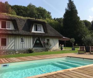 Maisons de vacances LES 2 CHAUMIERES Piscine & Spa : photos des chambres