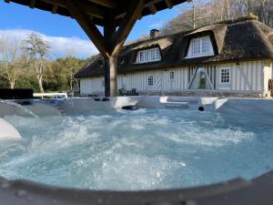 Maisons de vacances LES 2 CHAUMIERES Piscine & Spa : photos des chambres