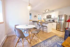 Storm Bay, Modern 1 Bed Suite and Chefs Kitchen - Bamfield