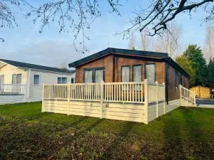 Cherry Lodge with Hot Tub - Allerthorpe