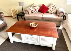 ALL SAINTS ON ROBERTS