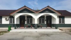 MRI Residence 4 Bedroom Bungalow with Private Pool in Sg Buloh - No Pork & No Alcohol - Kampong Sungei Plong