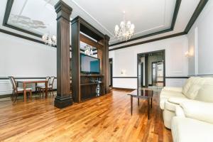 View apartment on the main street Khreshchatyk 17