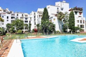 Luxury Apartment in Puerto Banus Free Parking, 100m to Beach & Marina
