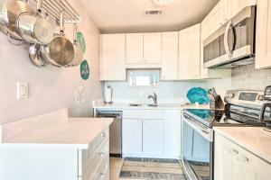 Beachfront Condo with Pool Access in Hilton Head!