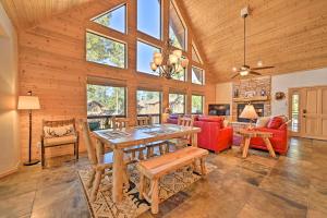 Deck, BBQ & Fireplace: Family Cabin in Show Low!