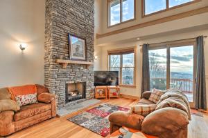 Roomy Mars Hill Townhome with Deck and Mtn Views!