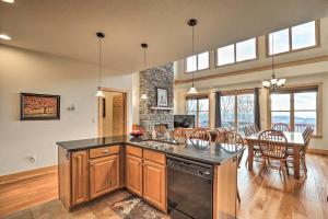 Roomy Mars Hill Townhome with Deck and Mtn Views!