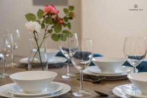 STYLISH HOME WITH FREE PARKING - 10 MINS TO LEGOLAND! - By Tempstay