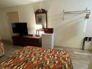Deluxe Double Room with Two Double Beds - Non-Smoking room in El Rancho Motel