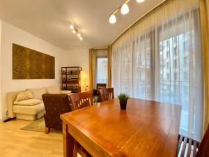 Downtown Vibe-Király II apts w private balcony