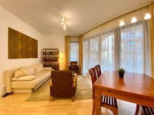 Downtown Vibe-Király II apts w private balcony