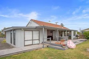 The Sunrise Bach - One Tree Point Holiday Home - One Tree Point