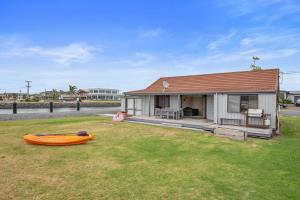 The Sunrise Bach - One Tree Point Holiday Home