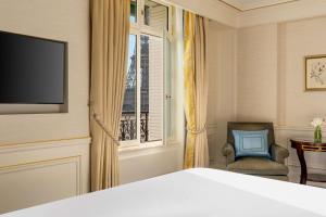 Hotels Shangri-La Paris : Chambre Lit King-Size - Vue sur Tour Eiffel