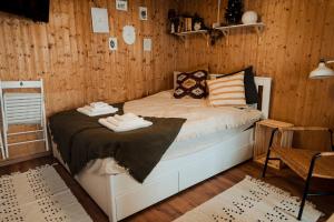 MANDULÁS KABIN a kisház dézsával és kilátással a Balatonra