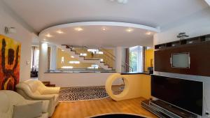 Marble Villa: Luxury estate - central but intimate