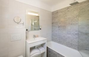 Hotels LOGIS Hotel St Sylvestre : photos des chambres