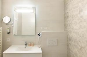 Hotels LOGIS Hotel St Sylvestre : Chambre Double avec Terrasse