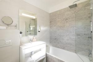 Hotels LOGIS Hotel St Sylvestre : photos des chambres