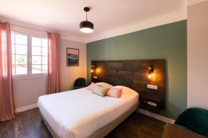 Hotels LOGIS Hotel St Sylvestre : Chambre Double Standard