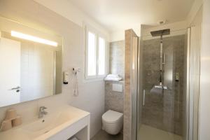 Hotels LOGIS Hotel St Sylvestre : Chambre Familiale