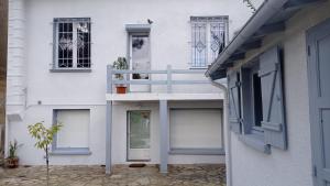 80 m2 appartement indépendant, 4 personnes et plus, piscine et jardin Direct Gare Aéroport