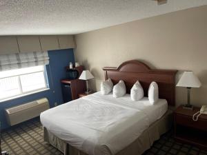 King Room - Disability Access/Non-Smoking room in Baymont by Wyndham Galesburg