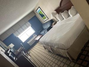 Deluxe King Room - Non-Smoking room in Baymont by Wyndham Galesburg
