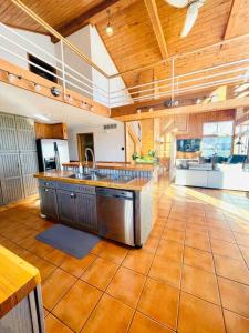 Unforgettable 4 bedroom 3 bath waterfront cabin