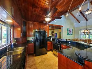 Lucky Duck Villa - Private Beach Escape