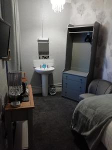 Basic Single Room with Shared Bathroom room in Vallum House