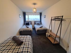 6 bed, sleeps 8, 1 Mile from New Cross Hospital, 10 mins from M6 Jct 10 & M54 Jct 1