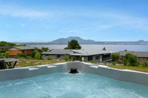 Acacia Bay Bach - Views, Spa & Serenity - Taupo
