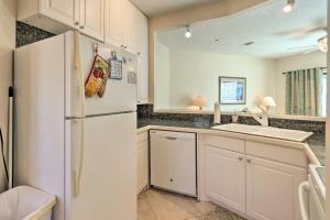 Walk to Beach HHI Townhome with Pool Access!