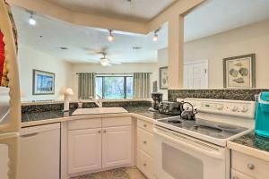 Walk to Beach HHI Townhome with Pool Access!