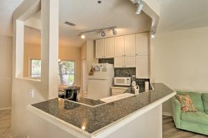 Walk to Beach HHI Townhome with Pool Access!