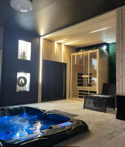 Love hotels La suite Grenoble spa jacuzzi et sauna privatif : photos des chambres