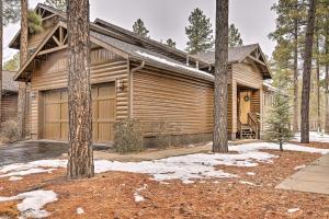 Deck and Gas Grill Spacious Pinetop Cabin
