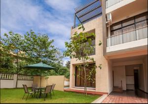 StayVistas Greenwoods Villa 7 - City-Center Villa with Private Pool, Terrace, Lift & Ping-Pong Table