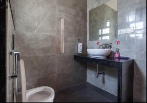 StayVistas Greenwoods Villa 7 - City-Center Villa with Private Pool, Terrace, Lift & Ping-Pong Table