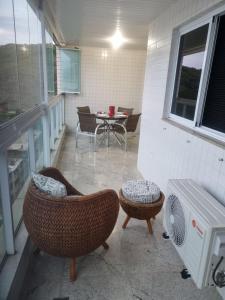 Apartamento Frente para o Mar - Varandão com Blindex - Vista Total para o Mar - 1 Suite e mais 2 Quartos-Ar Condicionado - 2 Vagas - BEIRA MAR - 70 metros da Praia ,TVS SMART GERAL -WI-FI -DISNEY PLUS-OUTROS- PORTARIA 24 HORAS-KIT PRAIA 4 PESSOAS