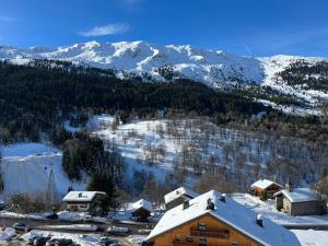 Renovated 6-8 pers Luxury Chalet in Meribel Centre 85m2 3BR 3BA with Mountain View and boots heater !