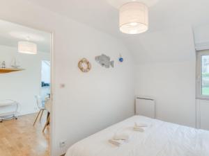 Appartements Quaint Apartment in Port en Bessin Huppain with Balcony : photos des chambres