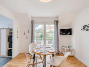 Appartements Quaint Apartment in Port en Bessin Huppain with Balcony : photos des chambres