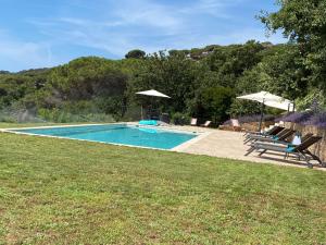 Maisons de vacances DOMAINE DE LA COLLINE- compose de 2 villas jumelees louees ensemble, 8 ch,16 pers -Cadre enchanteur - Piscine cloturee-RAMATUELLE : photos des chambres