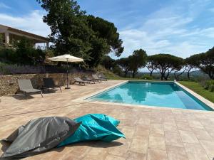 Maisons de vacances DOMAINE DE LA COLLINE- compose de 2 villas jumelees louees ensemble, 8 ch,16 pers -Cadre enchanteur - Piscine cloturee-RAMATUELLE : photos des chambres