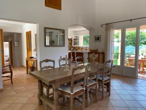 Maisons de vacances DOMAINE DE LA COLLINE- compose de 2 villas jumelees louees ensemble, 8 ch,16 pers -Cadre enchanteur - Piscine cloturee-RAMATUELLE : photos des chambres