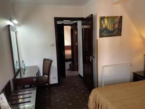 Two-Bedroom Family Suite (2 Adults + 2 Children) room in Hotel Arca lui Noe