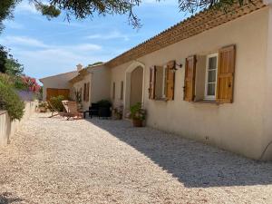 Maisons de vacances DOMAINE DE LA COLLINE- compose de 2 villas jumelees louees ensemble, 8 ch,16 pers -Cadre enchanteur - Piscine cloturee-RAMATUELLE : photos des chambres